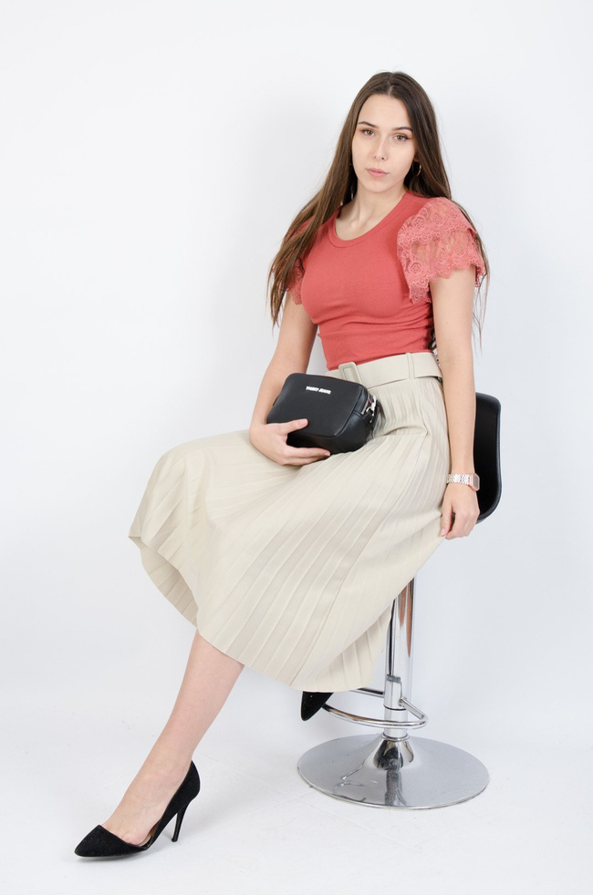 Beżowa plisowana spódnica midi z paskiem