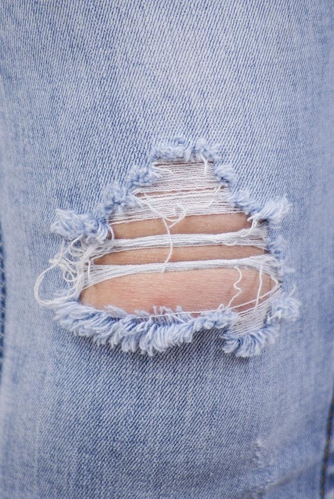 Jasne spodnie jeansowe, przylegające, z przetarciami