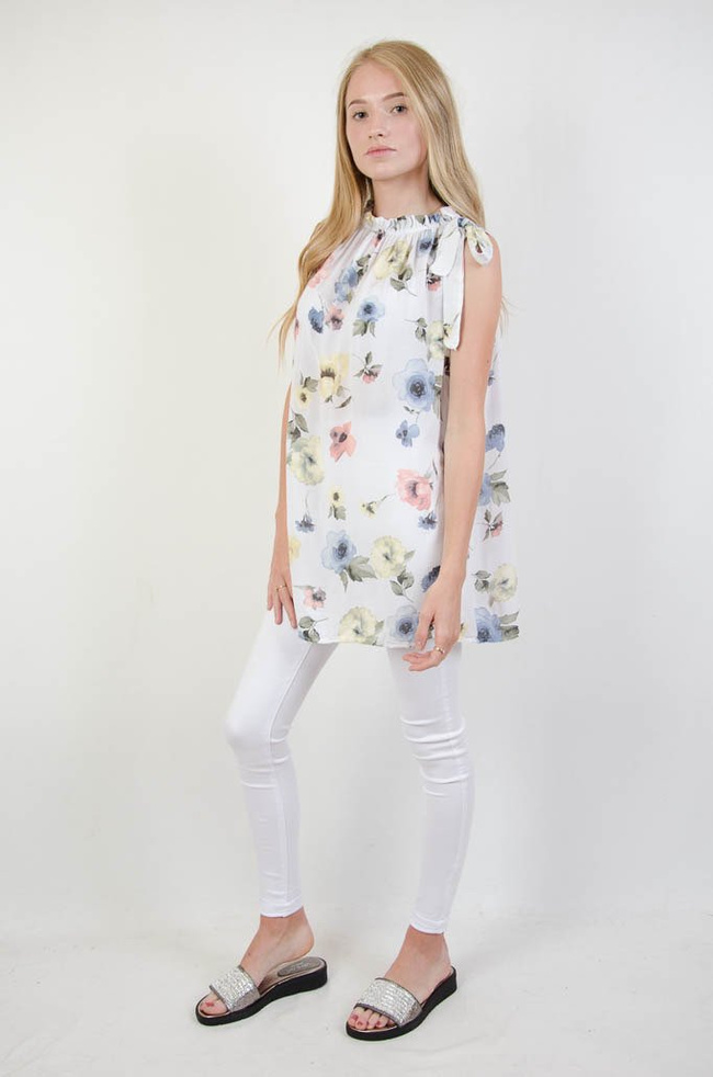 ZWIEWNA BLUZKA W KWIATY Z WIĄZANIEM NA RAMIENIU 