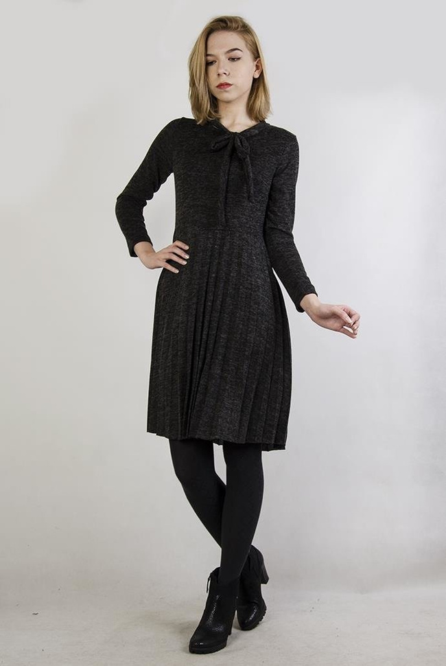 Ciemnoszara sukienka z wiązaną kokardą przy szyi