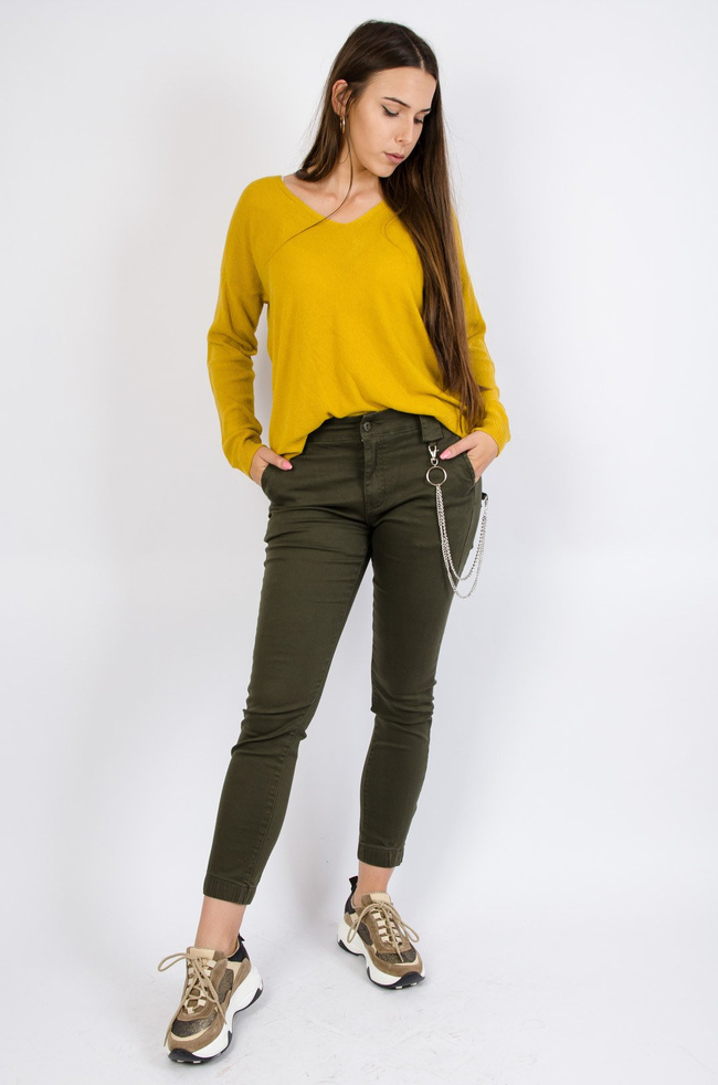 Zielone spodnie z łańcuszkiem 