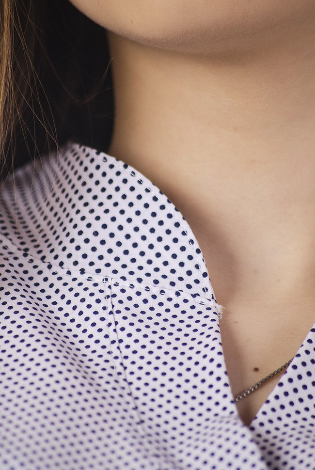 Biała bluzka w czarne kropki 