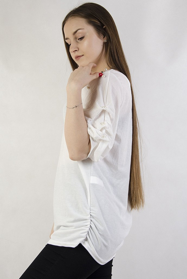 Biała bluzka z wycięciem na plecach oraz koralikami na ramionach