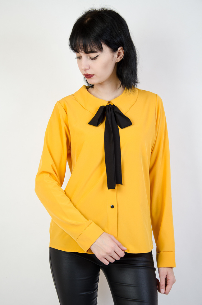 Musztardowa koszula z wiązaniem przy szyi
