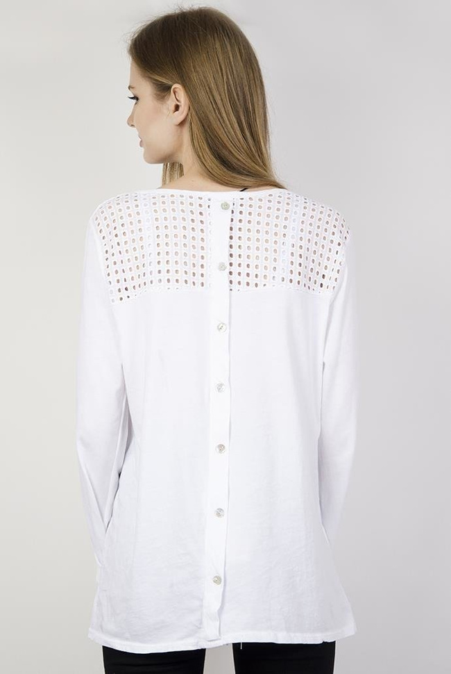Biała bluzka z kwadratowymi zdobieniami i guzikami z tyłu