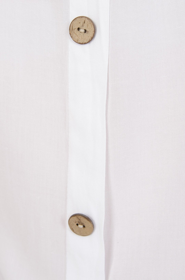 Biała bluzka z guzikami na plecach