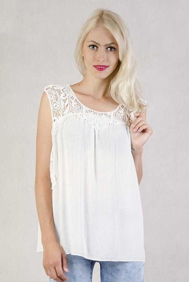 Biała bluzka z ażurowym dekoltem