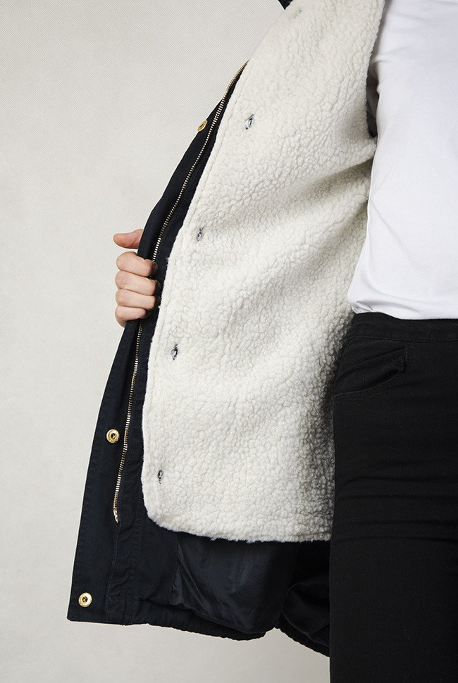 Granatowa kurtka parka z różowym futerkiem