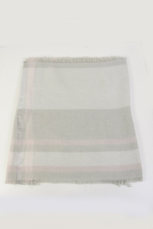 Jasnoszary szal w kratę