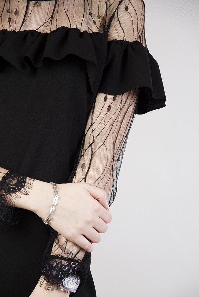 Czarna sukienka z falbanką i transparentną wstawką