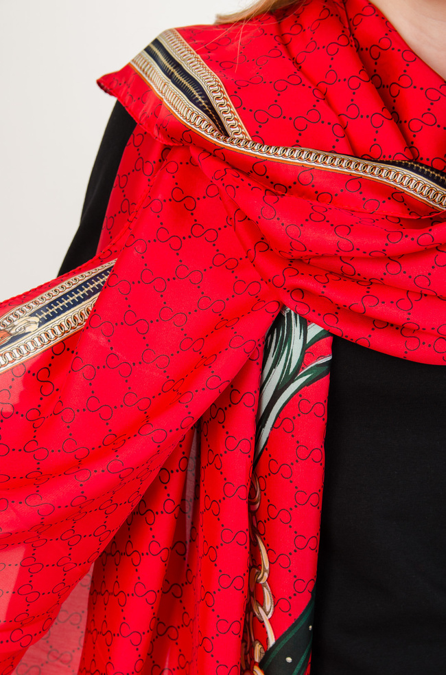 Czerwony satynowy szal we wzory