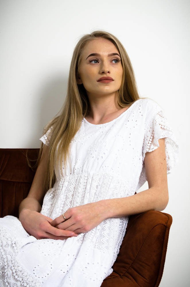 BIAŁA AŻUROWA SUKIENKA MIDI Z KORONKOWYMI WSTAWKAMI