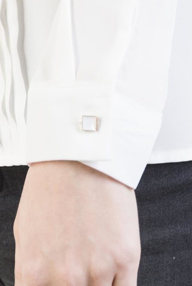 Biała bluzka z łańcuszkiem