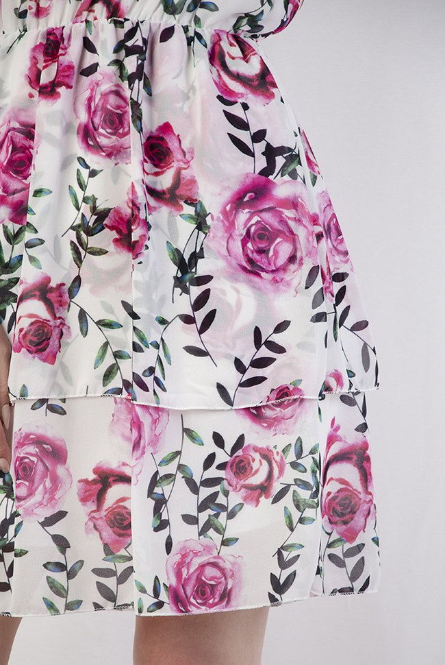 Kwiecista sukienka z wiązaniami przy rękawach