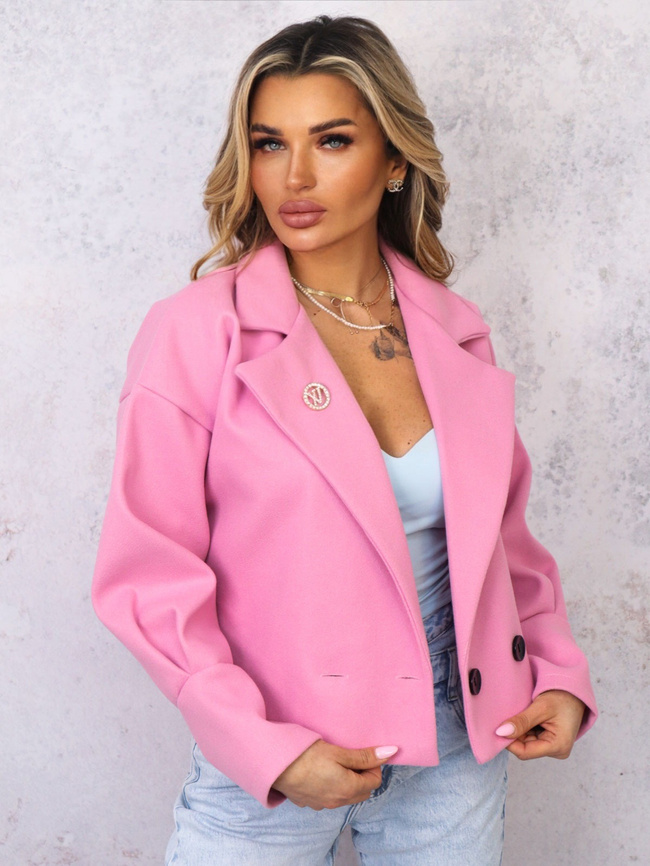  KRÓTKI PŁASZCZ Z KOŁNIERZEM I OZDOBNĄ BROSZKĄ- JASNORÓŻOWY