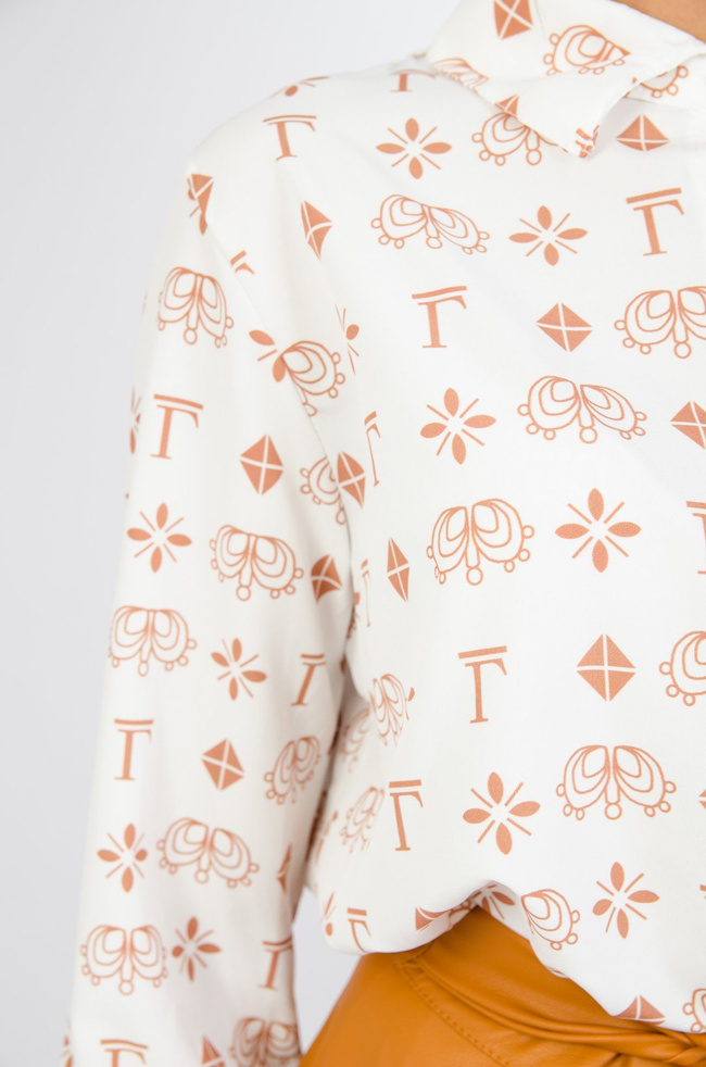 Biała koszula w brązowe wzorki