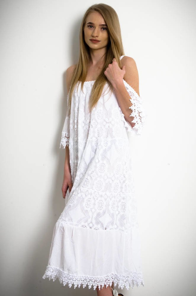 BIAŁA AŻUROWA SUKIENKA Z ODKRYTYMI RAMIONAMI