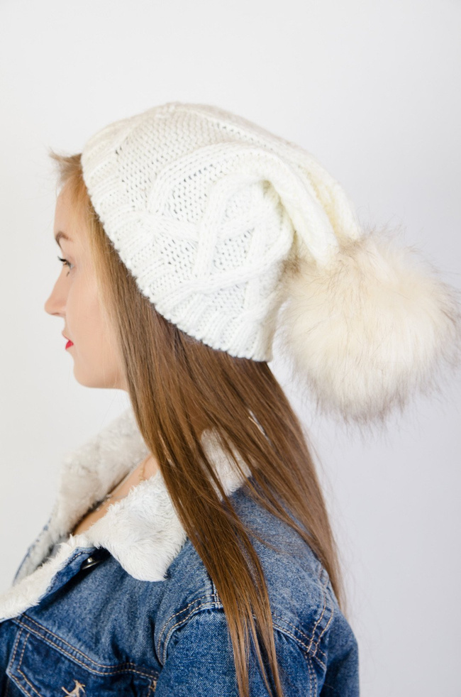 Kremowa przeplatana czapka z pomponem