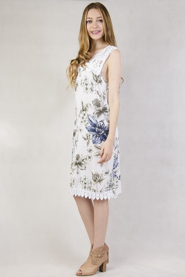 Biała sukienka w kwiaty wykończona koronką