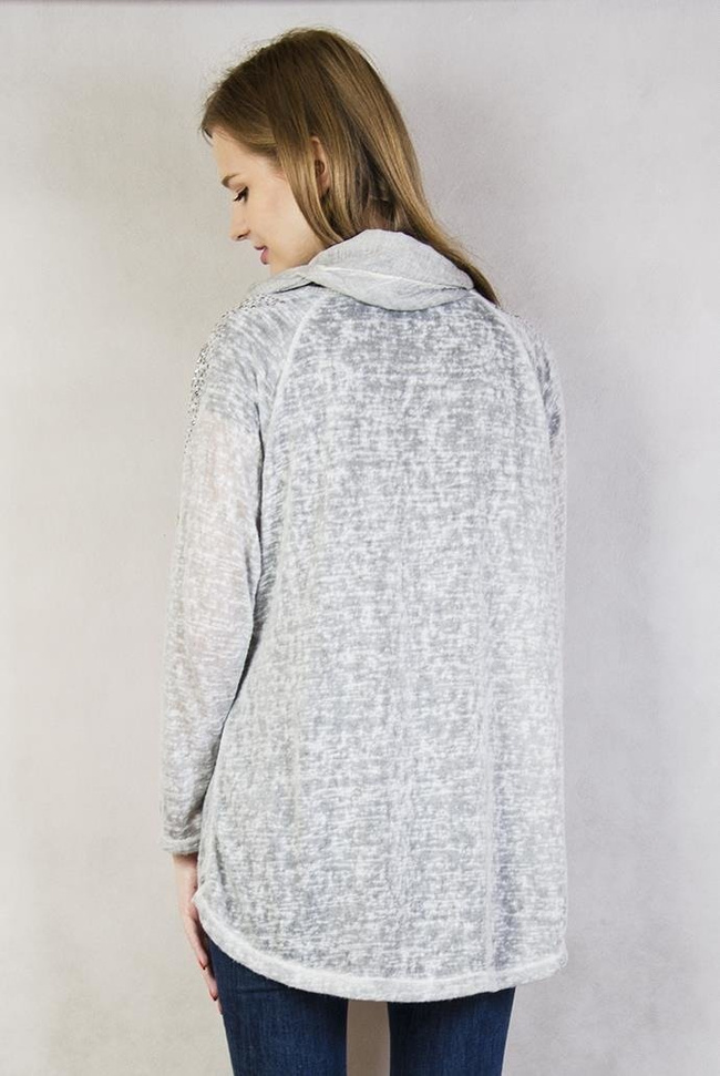 Jasnoszara bluzka z szalem i serduszkiem na ramieniu