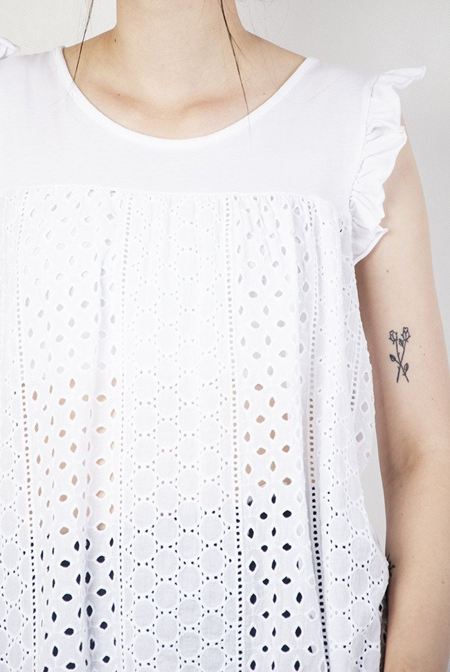 Biała bluzka z efektownymi dziurkowaniami