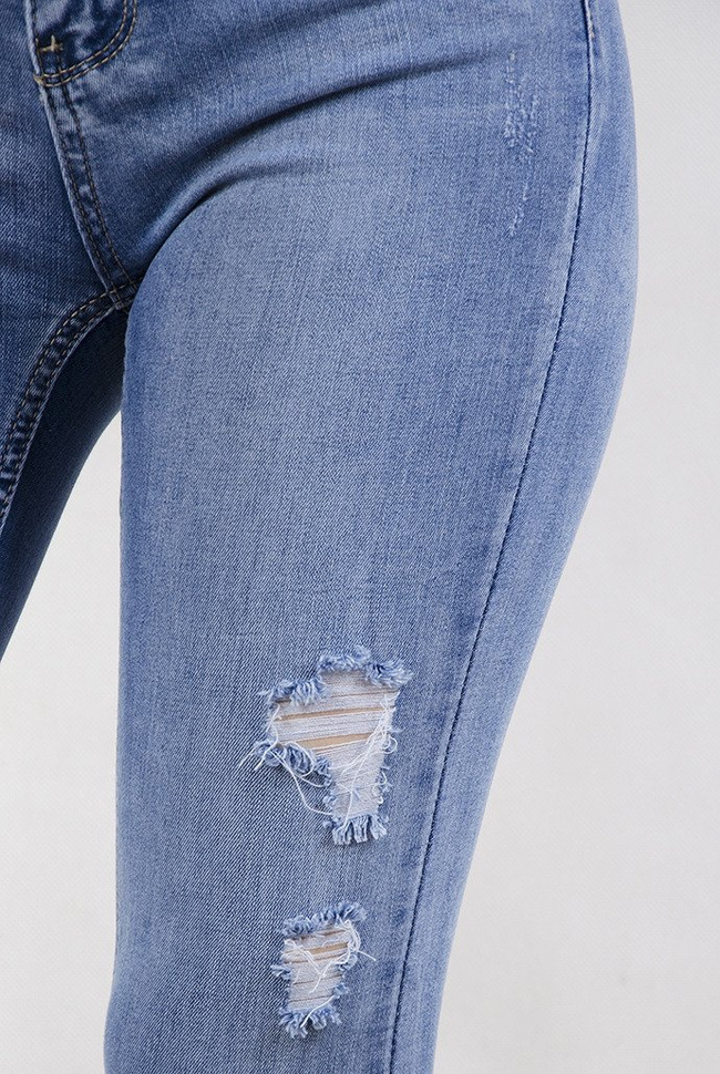 Jasne spodnie jeansowe z przetarciami