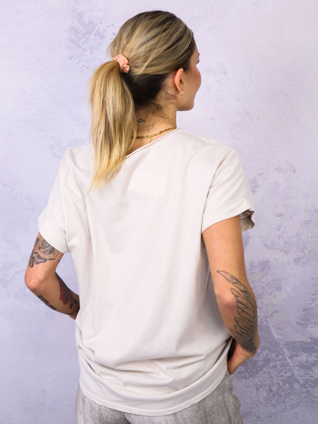 BLUZKA Z HAFTOWANYM WZOREM ZDOBIONA CEKINAMI- BEŻOWA