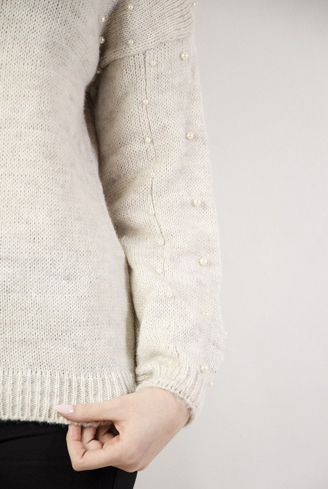 Beżowy sweter z perełkami