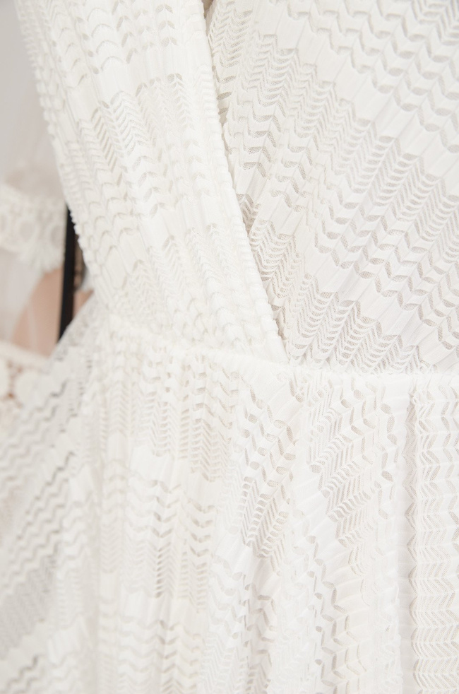 Biała ażurowa sukienka z asymetrycznym dołem oraz dekoltem w serek