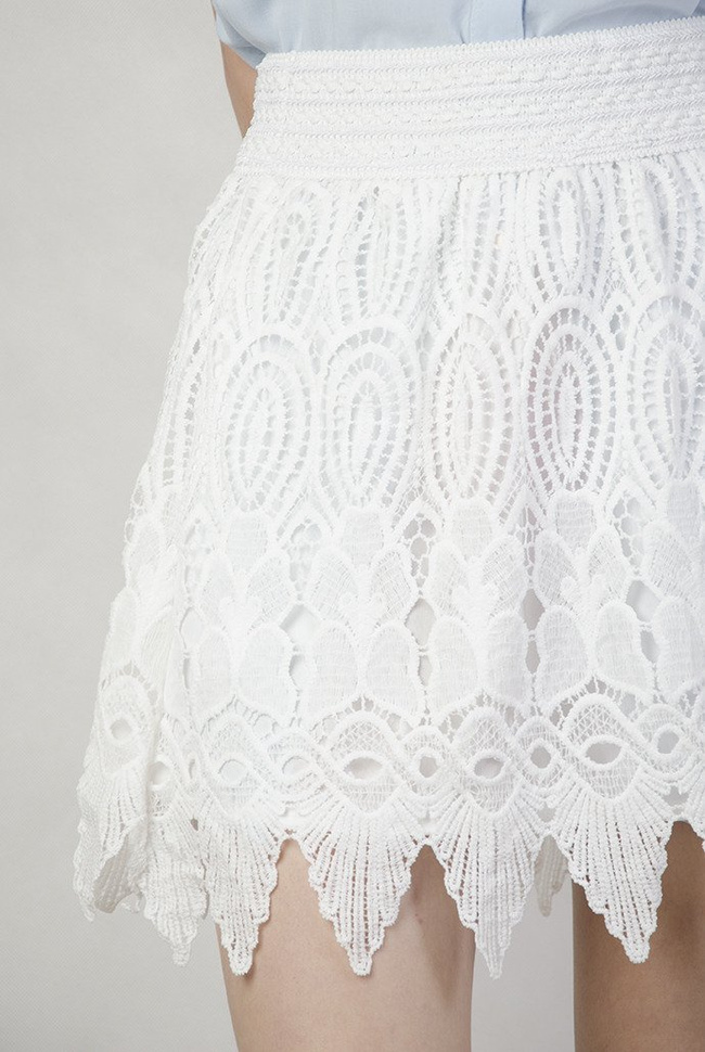 Biała koronkowa spódnica