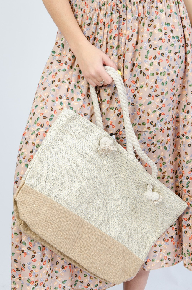 Beżowa torebka z juty przeplatana srebrną nicią