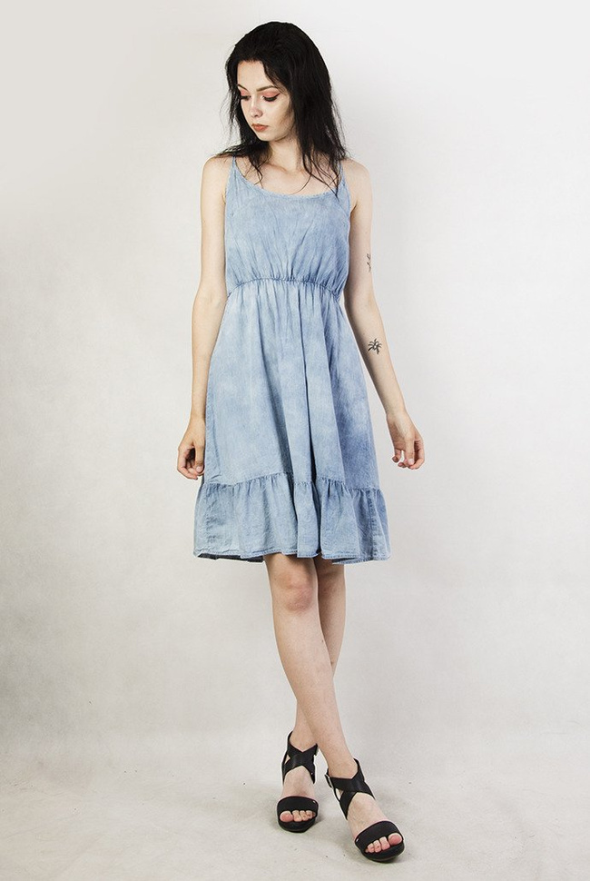Jasnoniebieska sukienka na cienkie ramiączka