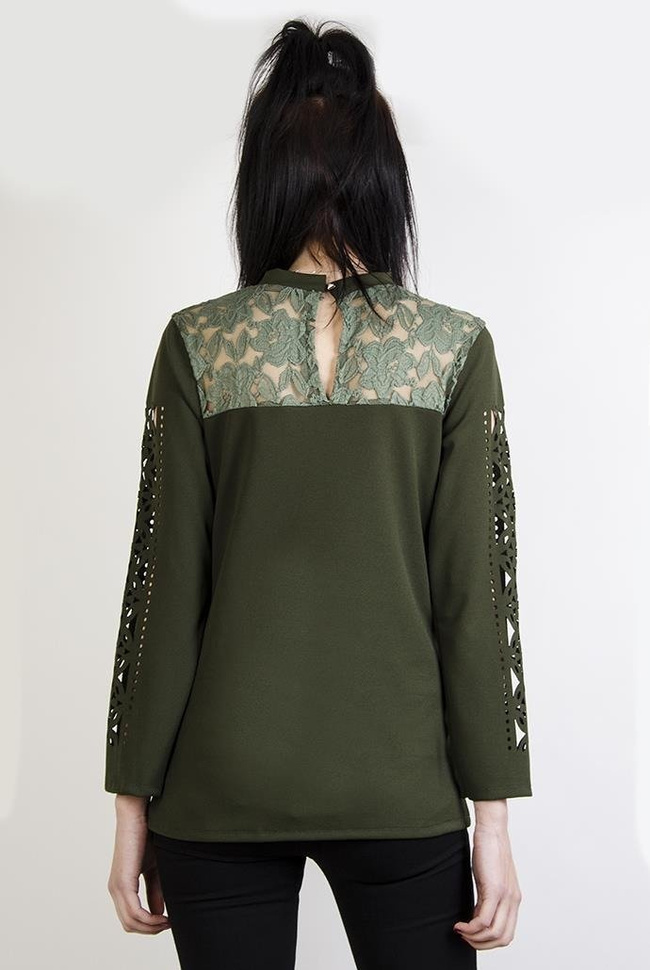 Zielona bluzka z koronką i wycięciami na rękawach