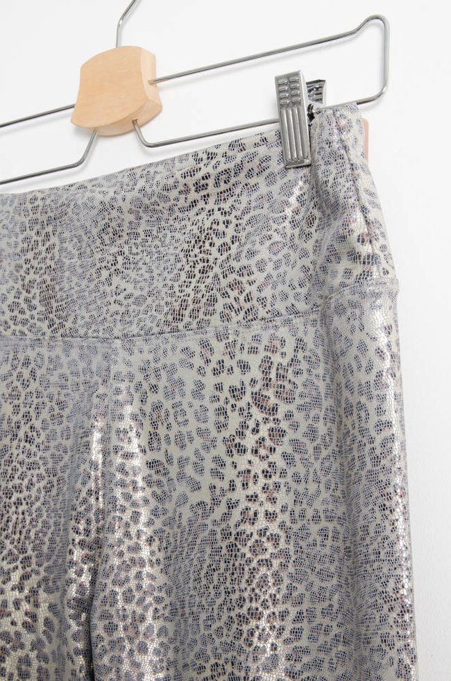 SREBRNE POŁYSKUJĄCE LEGGINSY W PANTERKĘ-WYSOKI STAN