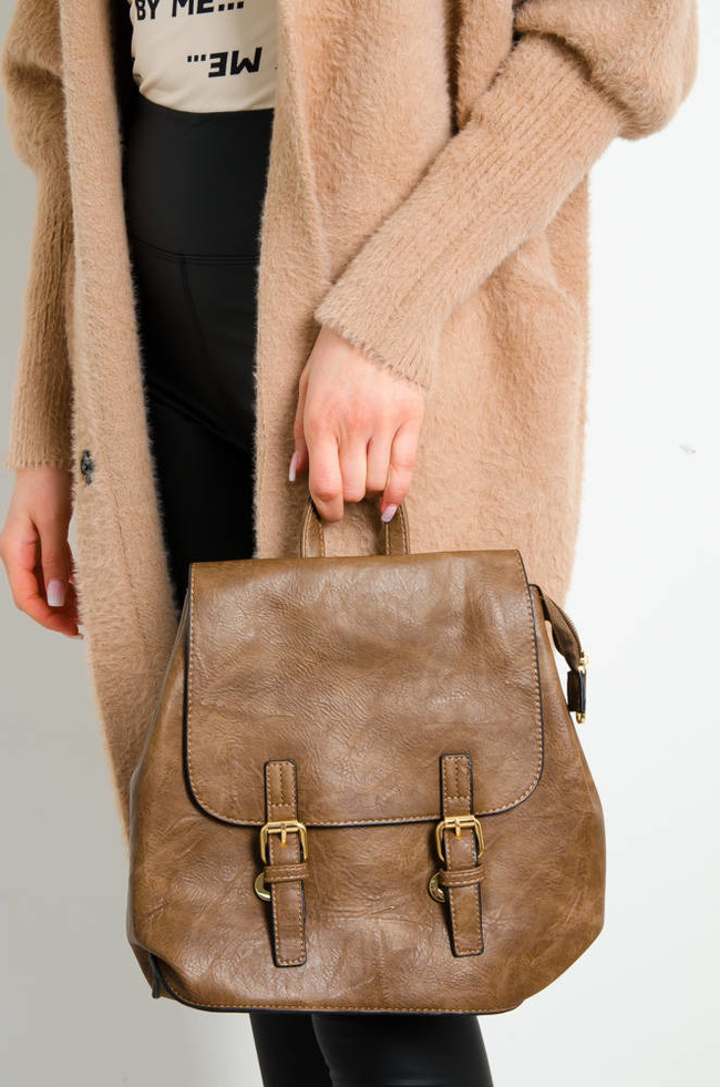 BRĄZOWY PLECAK Z IMITACJI SKÓRY Z OZDOBNYM ZAPIĘCIEM