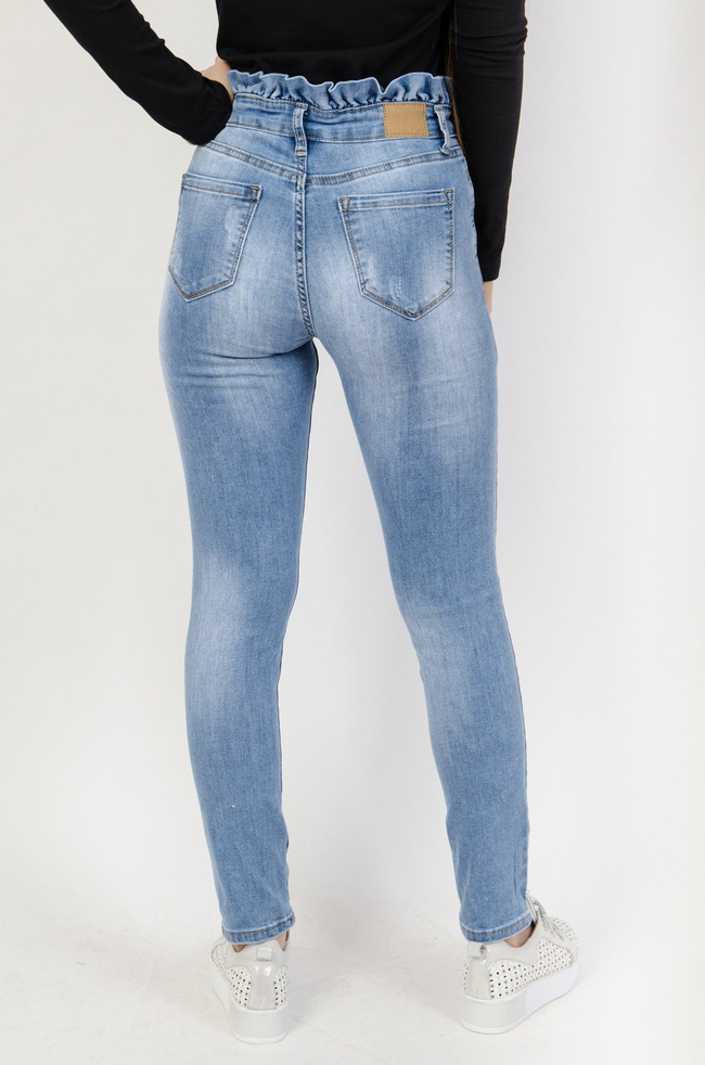 Jasne spodnie z wysokim stanem i falbanką w pasie