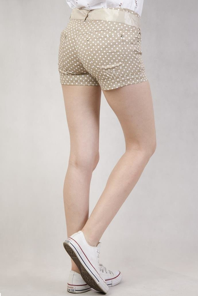 Beżowe szorty w groszki z uroczą wstążką