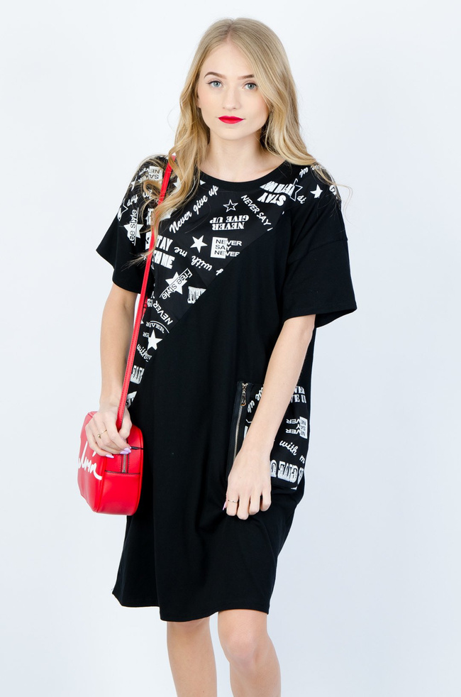 BAWEŁNIANA SUKIENKA OVERSIZE Z NAPISAMI W KOLORZE CZARNYM