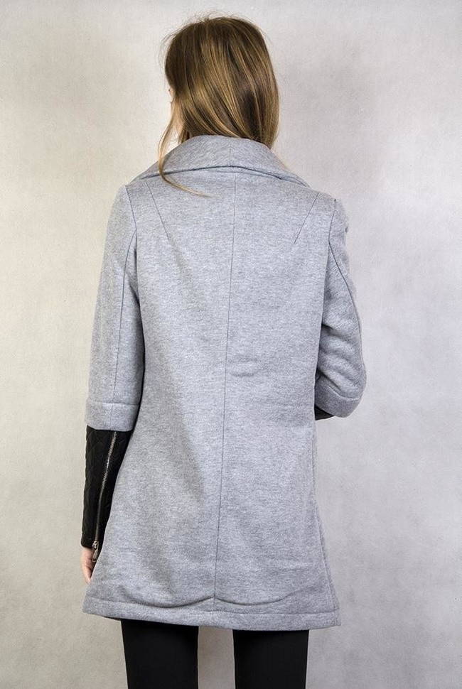 Jasnoszary płaszcz z efektownym kołnierzem