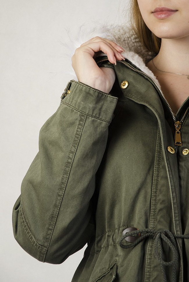 Khaki kurtka parka z białym futerkiem