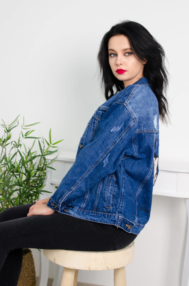 CIEMNA JEANSOWA KURTKA Z APLIKACJĄ NA PLECACH