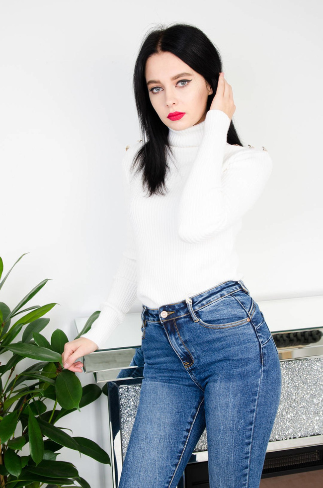 KREMOWY PRĄŻKOWANY GOLF ZE ZŁOTYMI GUZIKAMI