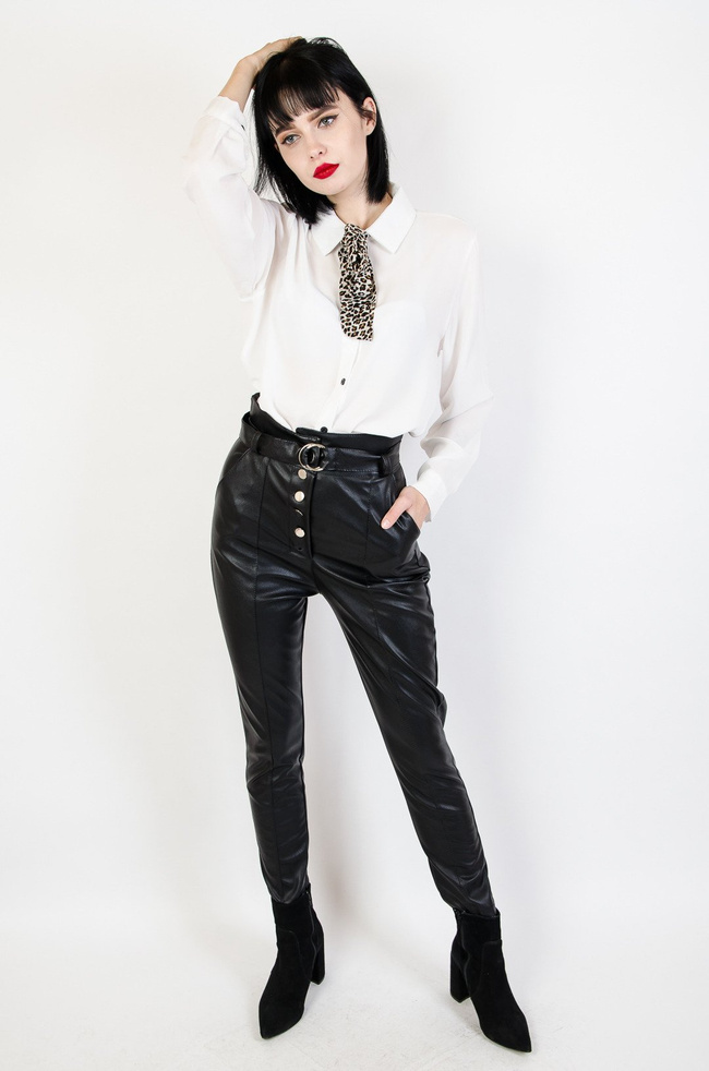 Czarne spodnie skórkowe z paskiem 