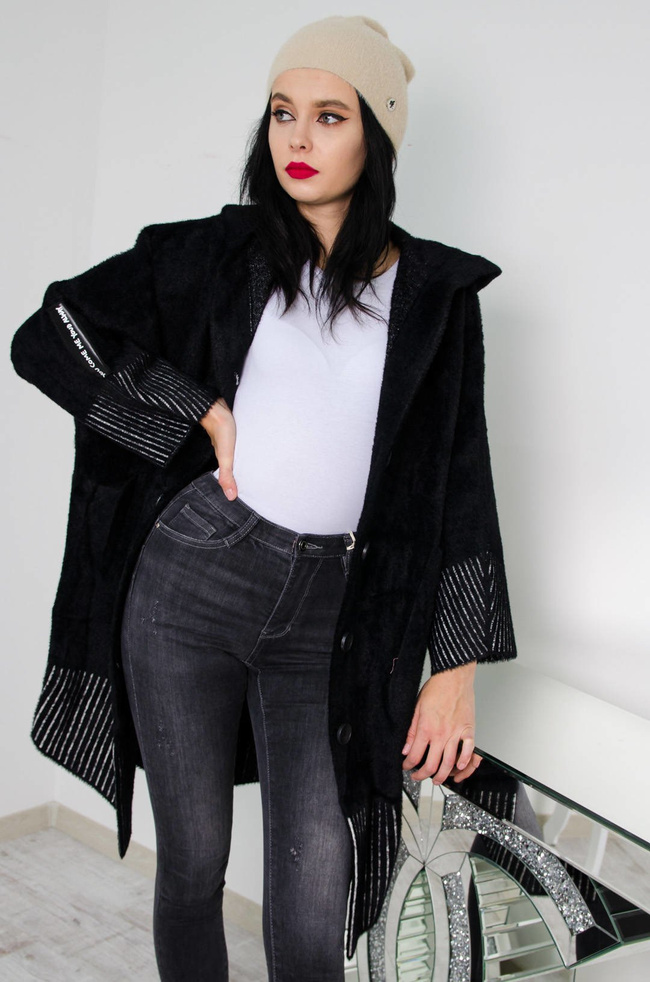 CZARNA NARZUTA APLAKA Z KAPTUREM