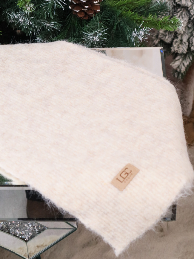 SZAL DZIANINOWY Z DOMIESZKĄ WEŁNY ORAZ LOGO- BEŻOWY