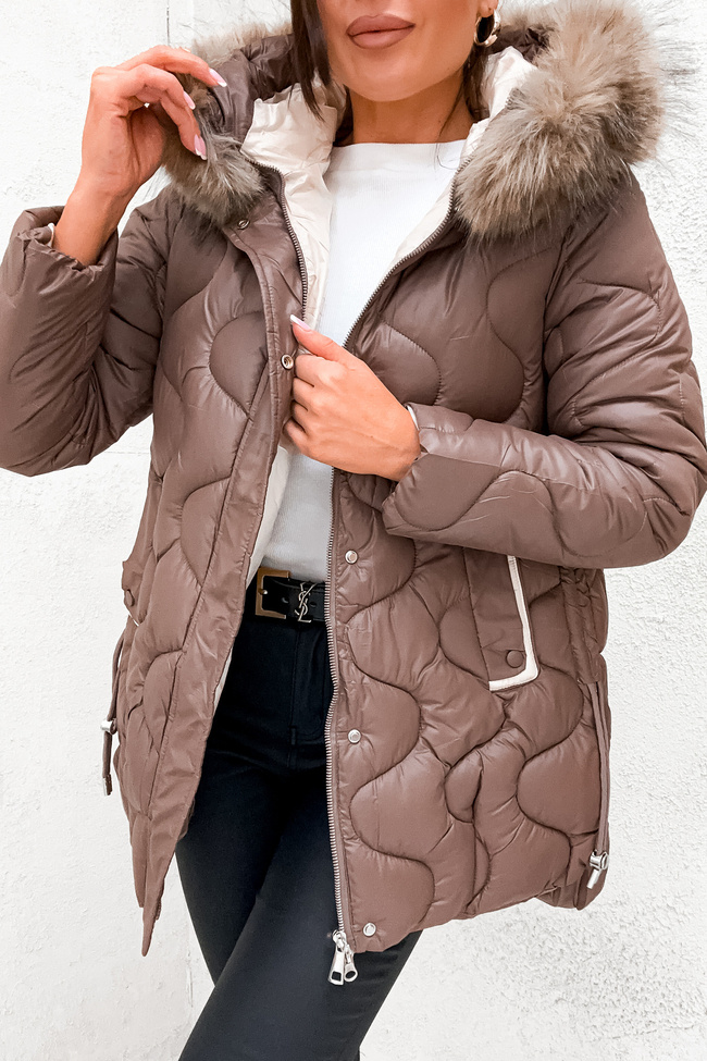 KURTKA PIKOWANA Z KAPTUREM I ŚCIĄGACZAMI PO BOKACH- CIEMNO BRĄZOWA