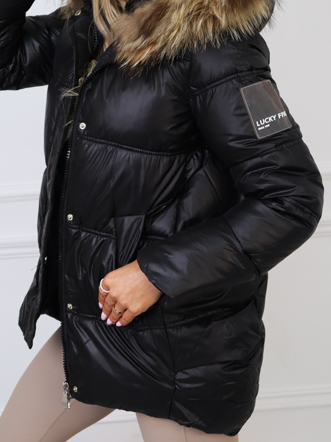 KURTKA ASYMETRYCZNA Z NASZYWKĄ NA RĘKAWIE I FUTERKIEM- CZARNA