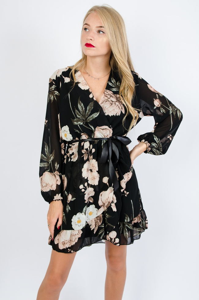Czarna sukienka w kwiaty