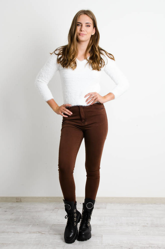 BIAŁY WŁOCHATY SWETEREK Z DEKOLTEM W SEREK