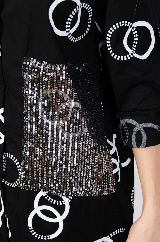 Czarna koszula z wzorem cc oraz cekinową kieszenią